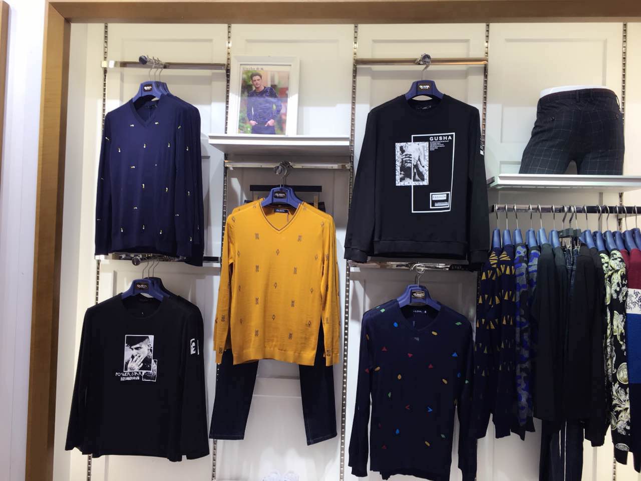 南康古鲨男装冬装新款上市,全场6折,再送豪华大礼,打开加美女微信咨询