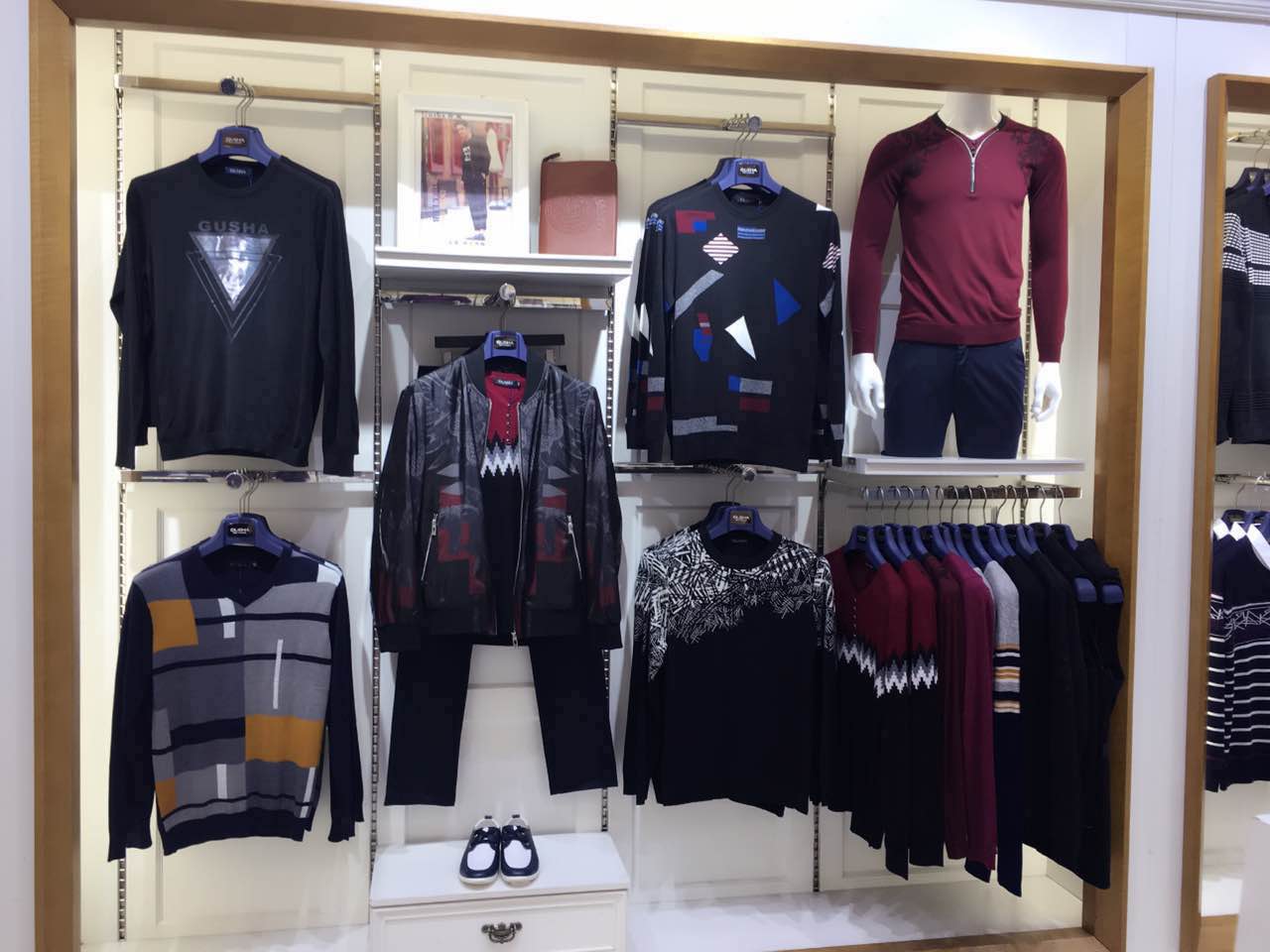 南康古鲨男装冬装新款上市,全场6折,再送豪华大礼,打开加美女微信咨询